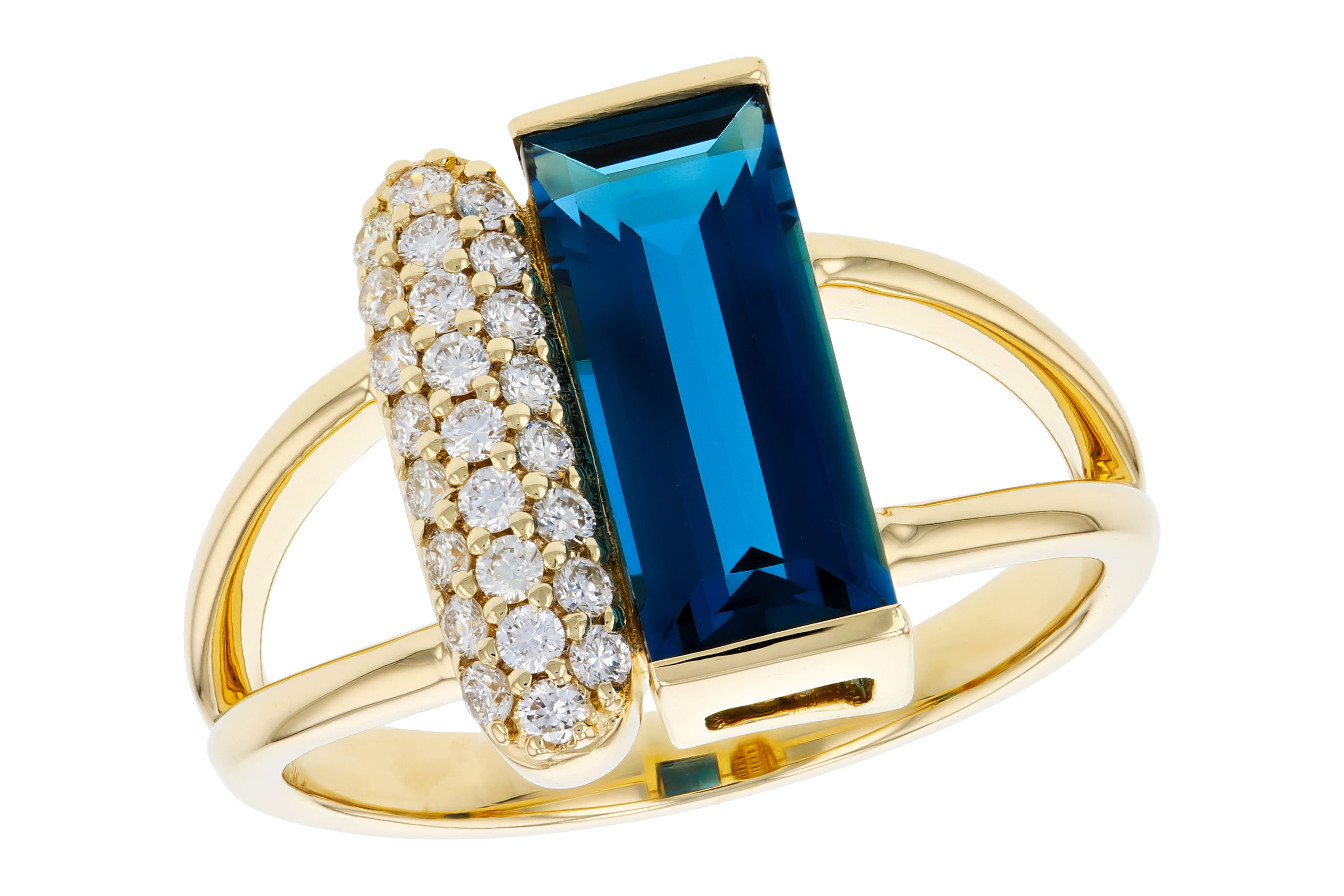 B330-20474: LDS RG 2.67 LONDON BLUE TOPAZ 2.92 TGW (12x5MM BT)